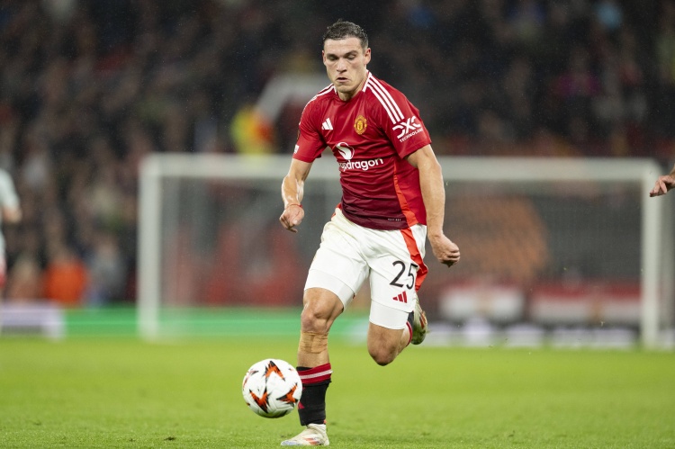 邮报：阿贾克斯关注曼联中场乌加特，但尚未提出正式报价